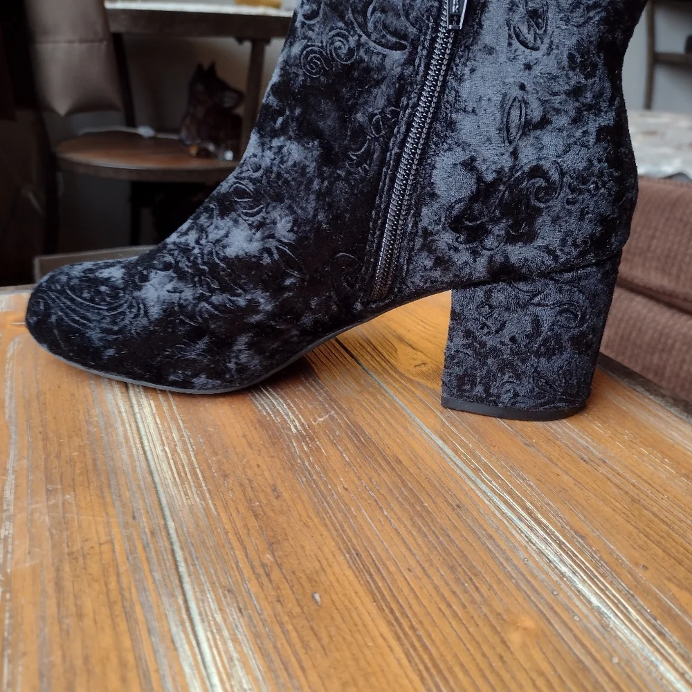 Beautiful! Velvet w/Embroidered Paisley Pattern Ankle Boot Size 8 Med NWOT - Picture 5 of 14